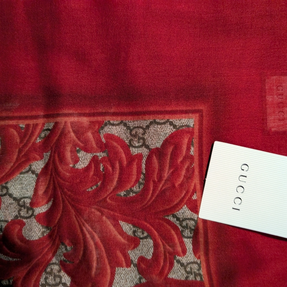 Gucci monogrammed Arabesque red silk shawl - Picture 6 of 7